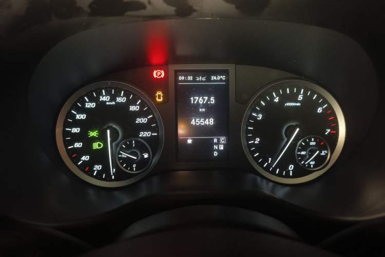 Used Mercedes-Benz Vito 2021 2.0T Business Version 7 Seats Odometer Close Up