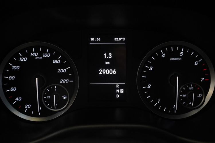 Used Mercedes-Benz Vito 2021 2.0T Business Version 7 Seats Odometer Close Up