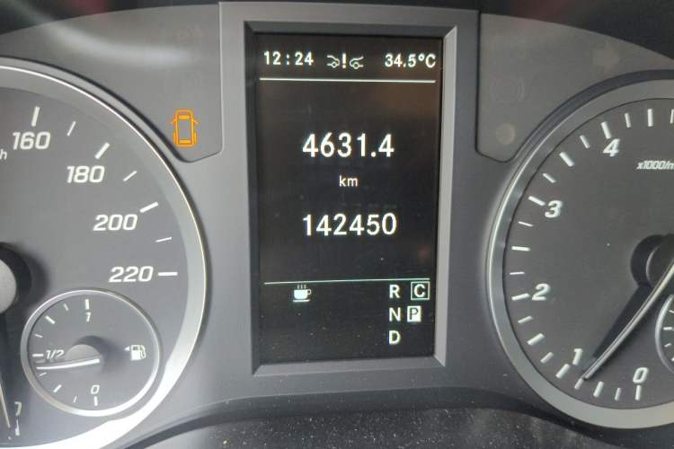 Used Mercedes-Benz Vito 2021 2.0T Business Version 7 Seats Odometer Close Up