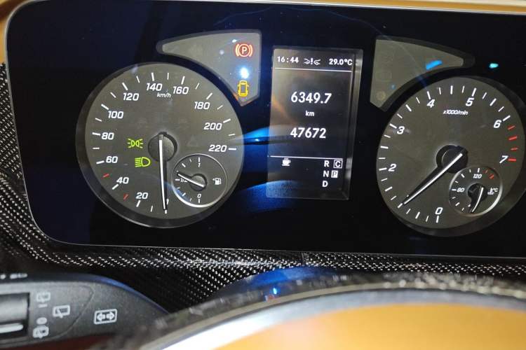 Used Mercedes-Benz Vito 2021 2.0T Business Version 7 Seats Odometer Close Up