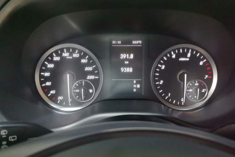 Used Mercedes-Benz Vito 2021 2.0T Elite Version 7 Seats Odometer Close Up