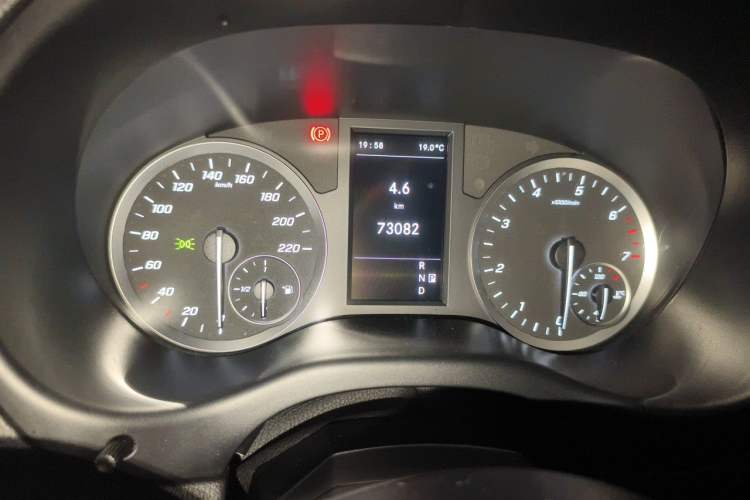 Used Mercedes-Benz Vito 2021 2.0T Elite Version 7 Seats Odometer Close Up