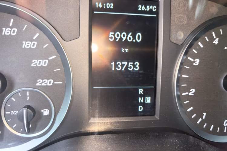 Used Mercedes-Benz Vito 2021 2.0T Business Version 7 Seats Odometer Close Up