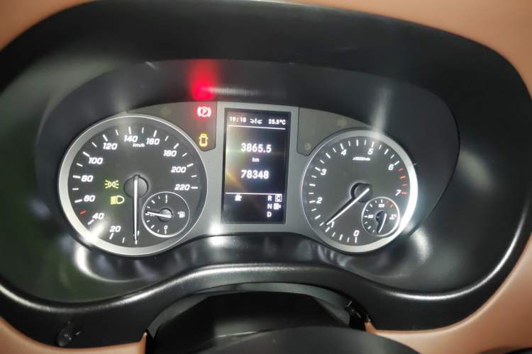 Used Mercedes-Benz Vito 2021 2.0T Business Version 7 Seats Odometer Close Up