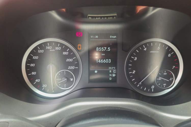 Used Mercedes-Benz Vito 2021 2.0T Elite Version 7 Seats Odometer Close Up