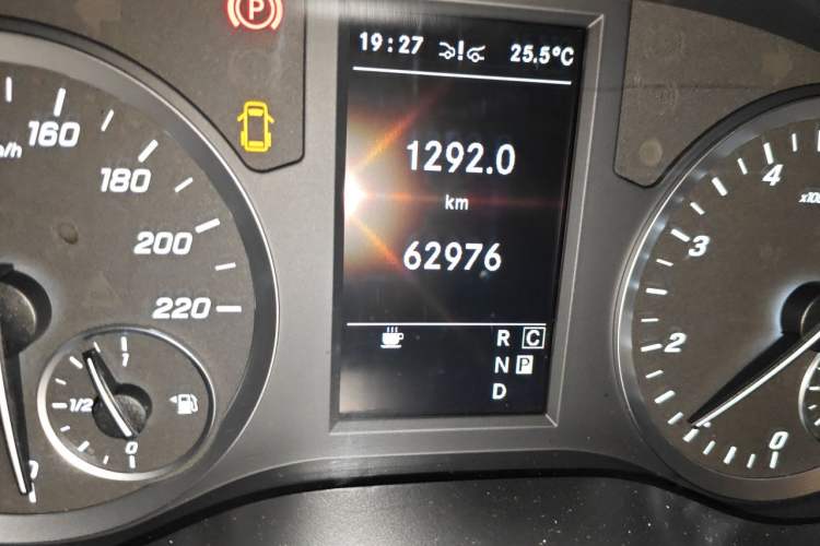 Used Mercedes-Benz Vito 2021 2.0T Business Version 7 Seats Odometer Close Up