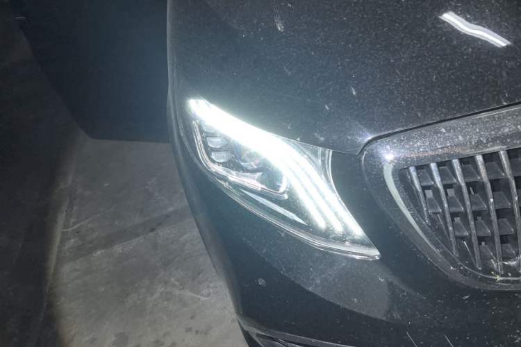 Used Mercedes-Benz Vito 2021 2.0T Elite Version 7 Seats Right Front Headlight
