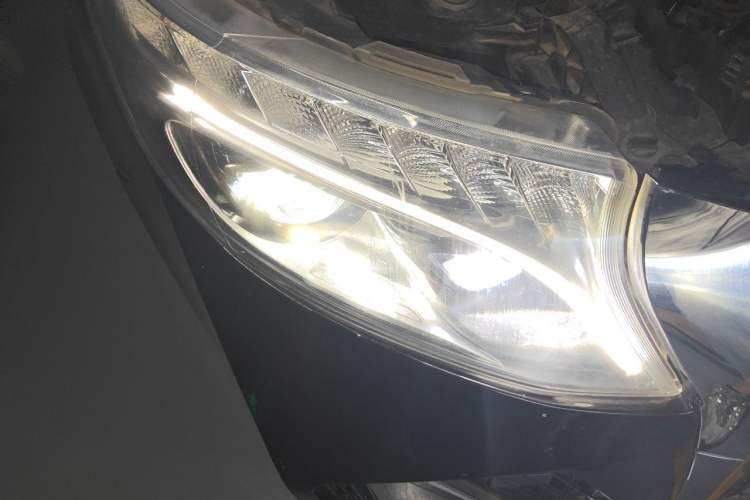 Used Mercedes-Benz Vito 2021 2.0T Business Version 7 Seats Right Front Headlight