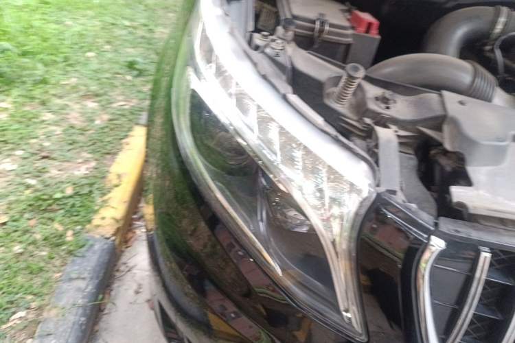 Used Mercedes-Benz Vito 2021 2.0T Elite Version 7 Seats Right Front Headlight