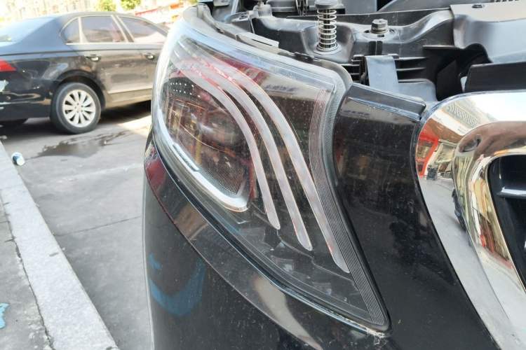 Used Mercedes-Benz Vito 2021 2.0T Business Version 7 Seats Right Front Headlight