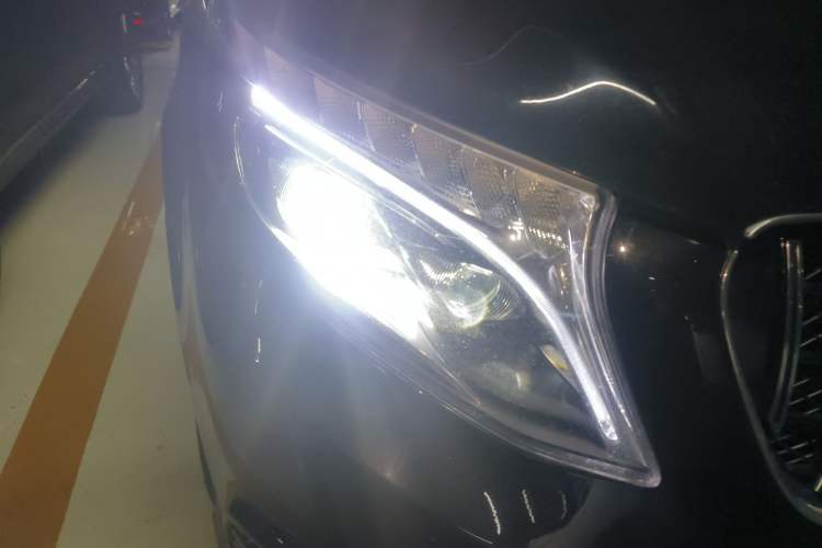 Used Mercedes-Benz Vito 2021 2.0T Elite Version 7 Seats Right Front Headlight
