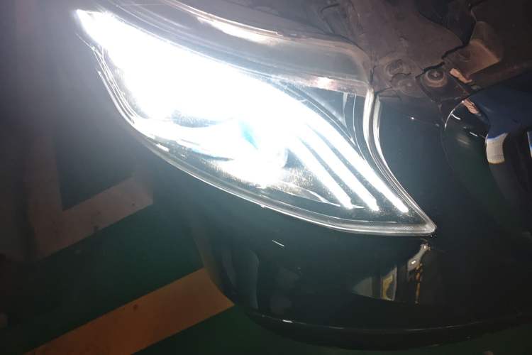 Used Mercedes-Benz Vito 2021 2.0T Elite Version 7 Seats Right Front Headlight