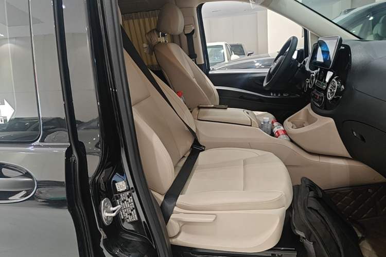 Used Mercedes-Benz Vito 2021 2.0T Elite Version 7 Seats Right Front Seat