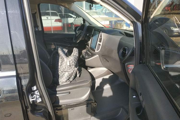 Used Mercedes-Benz Vito 2021 2.0T Elite Version 7 Seats Right Front Seat