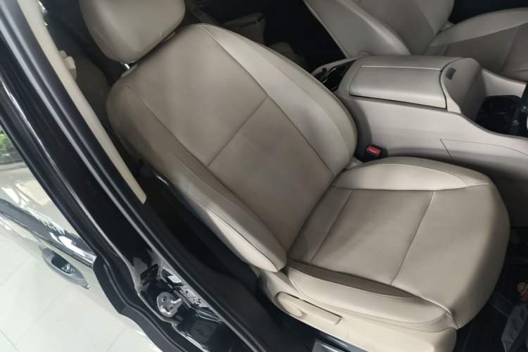 Used Mercedes-Benz Vito 2021 2.0T Elite Version 7 Seats Right Front Seat