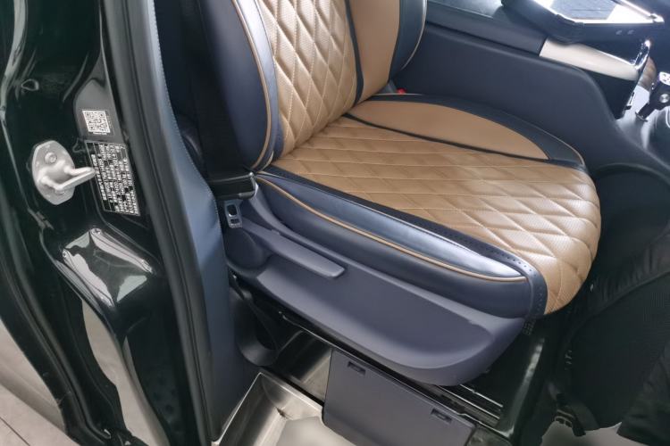 Used Mercedes-Benz Vito 2021 2.0T Elite Version 7 Seats Right Front Seat