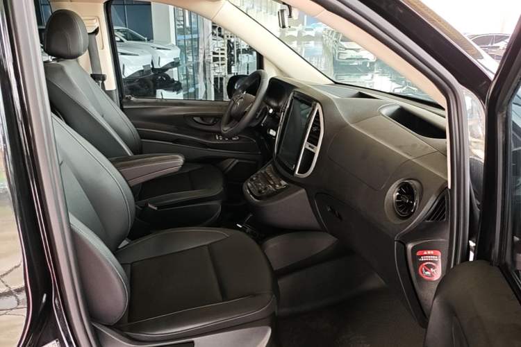 Used Mercedes-Benz Vito 2021 2.0T Elite Version 7 Seats Right Front Seat