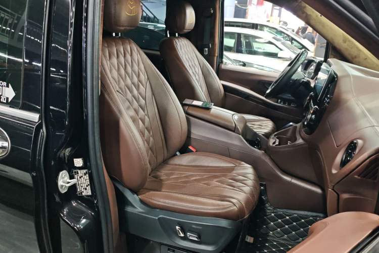 Used Mercedes-Benz Vito 2021 2.0T Elite Version 7 Seats Right Front Seat