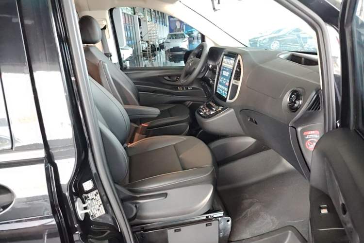 Used Mercedes-Benz Vito 2021 2.0T Elite Version 7 Seats Right Front Seat