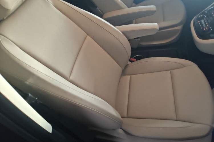 Used Mercedes-Benz Vito 2021 2.0T Elite Version 7 Seats Right Front Seat