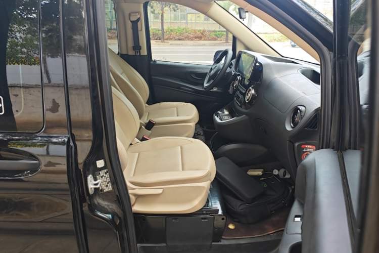 Used Mercedes-Benz Vito 2021 2.0T Elite Version 7 Seats Right Front Seat