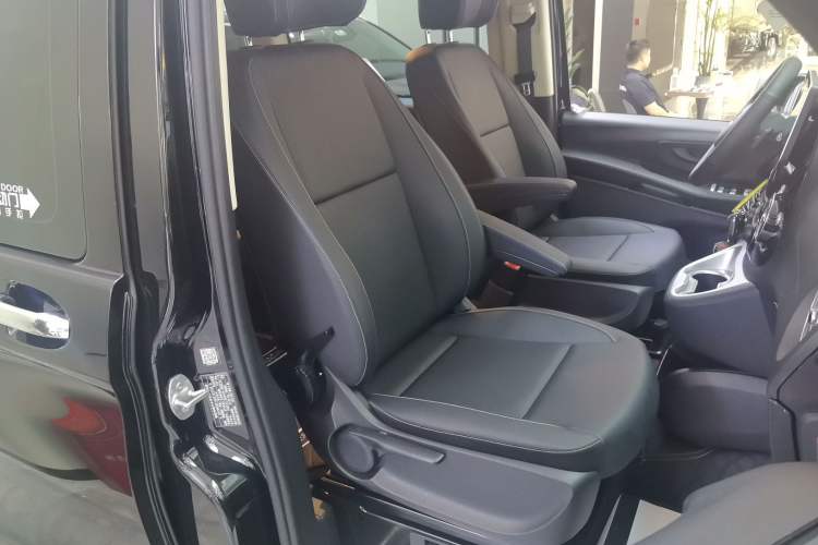 Used Mercedes-Benz Vito 2021 2.0T Elite Version 7 Seats Right Front Seat