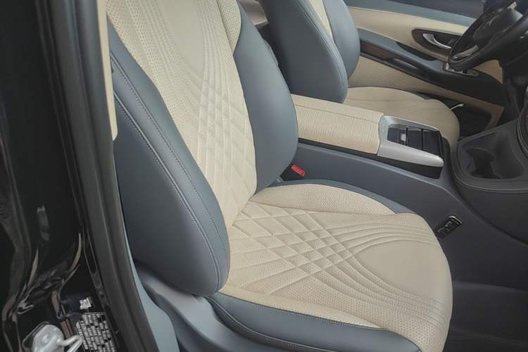 Used Mercedes-Benz Vito 2021 2.0T Business Version 7 Seats Right Front Seat