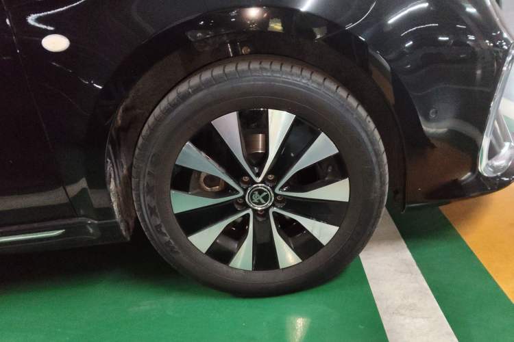 Used Mercedes-Benz Vito 2021 2.0T Business Version 7 Seats Right Front Wheel Hub