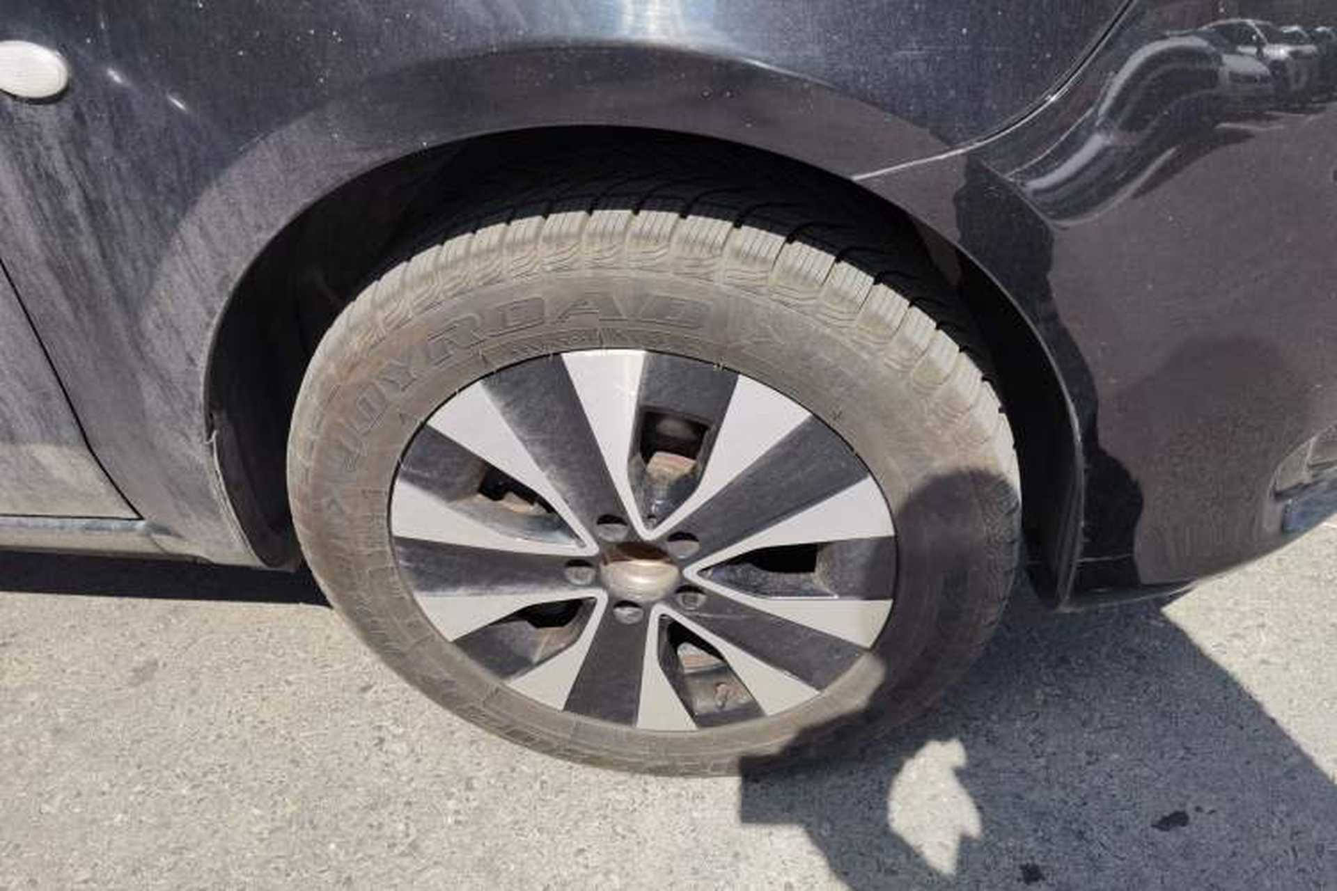 Used Mercedes-Benz Vito 2021 2.0T Elite Version 7 Seats Right Front Wheel Hub