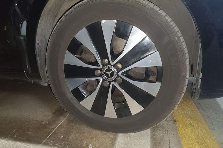 Used Mercedes-Benz Vito 2021 2.0T Business Version 7 Seats Right Front Wheel Hub