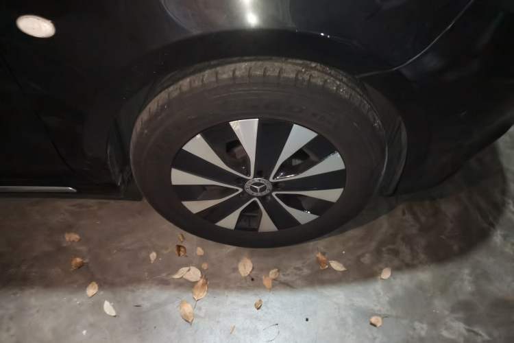 Used Mercedes-Benz Vito 2021 2.0T Business Version 7 Seats Right Front Wheel Hub