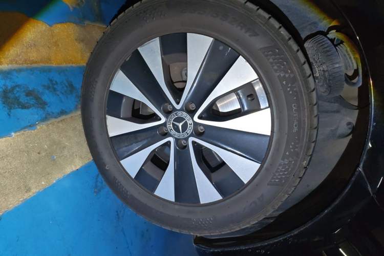 Used Mercedes-Benz Vito 2021 2.0T Elite Version 7 Seats Right Front Wheel Hub