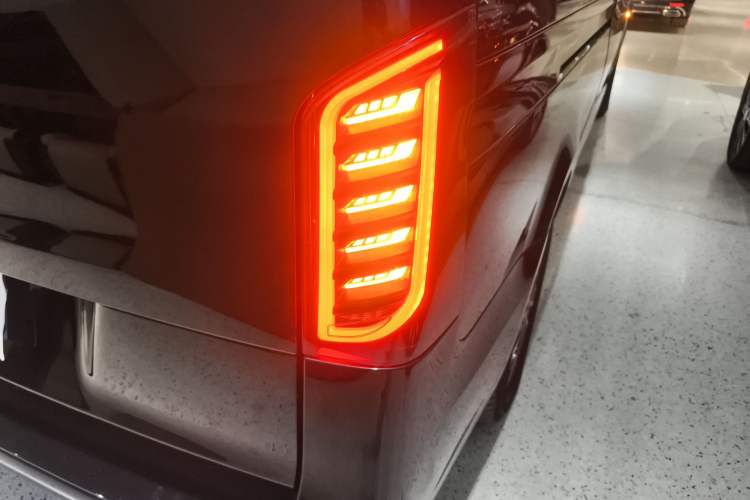 Used Mercedes-Benz Vito 2021 2.0T Elite Version 7 Seats Right Rear Taillight