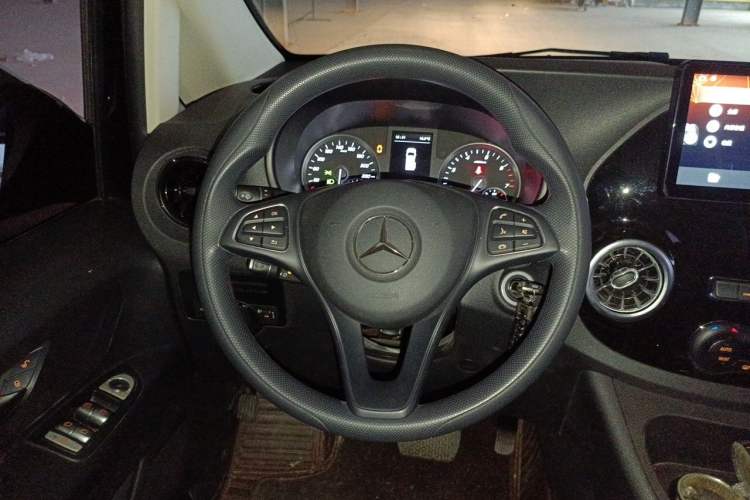 Used Mercedes-Benz Vito 2021 2.0T Elite Version 7 Seats Steering Wheel