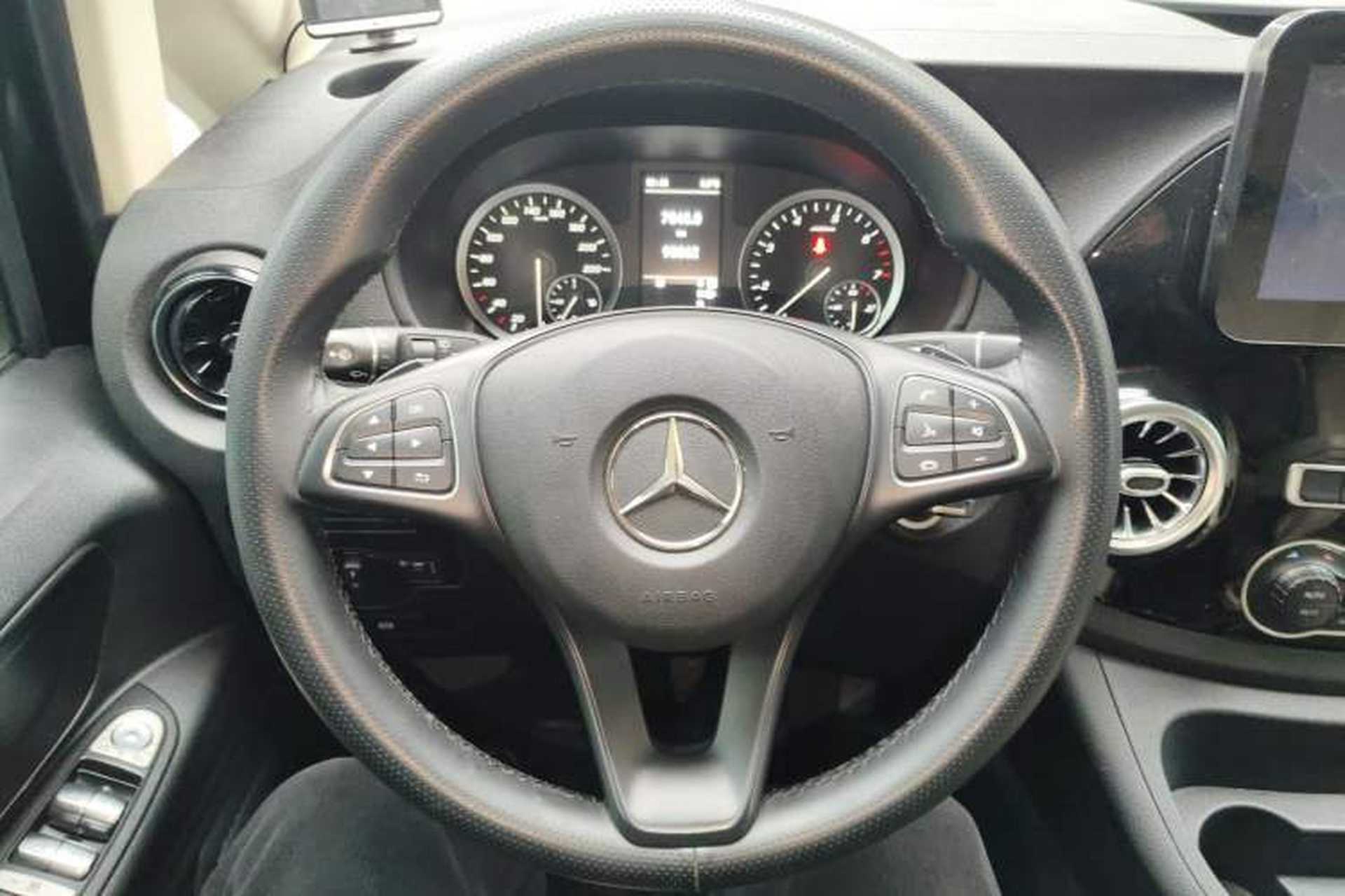 Used Mercedes-Benz Vito 2021 2.0T Elite Version 7 Seats Steering Wheel