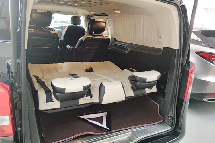 Used Mercedes-Benz Vito 2021 2.0T Elite Version 7 Seats Trunk