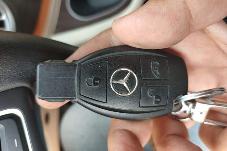 Used Mercedes-Benz Vito 2021 2.0T Elite Version 7 Seats Vehicle Key