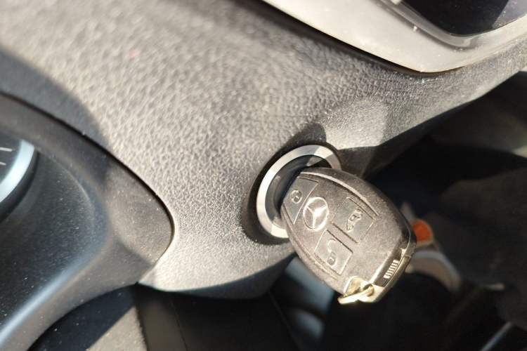 Used Mercedes-Benz Vito 2021 2.0T Elite Version 7 Seats Vehicle Key