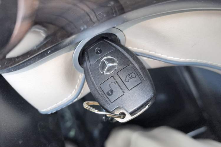 Used Mercedes-Benz Vito 2021 2.0T Elite Version 7 Seats Vehicle Key