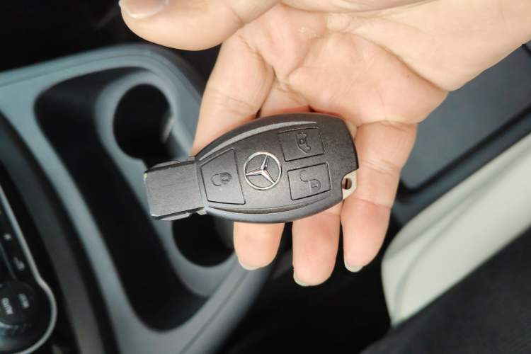Used Mercedes-Benz Vito 2021 2.0T Elite Version 7 Seats Vehicle Key