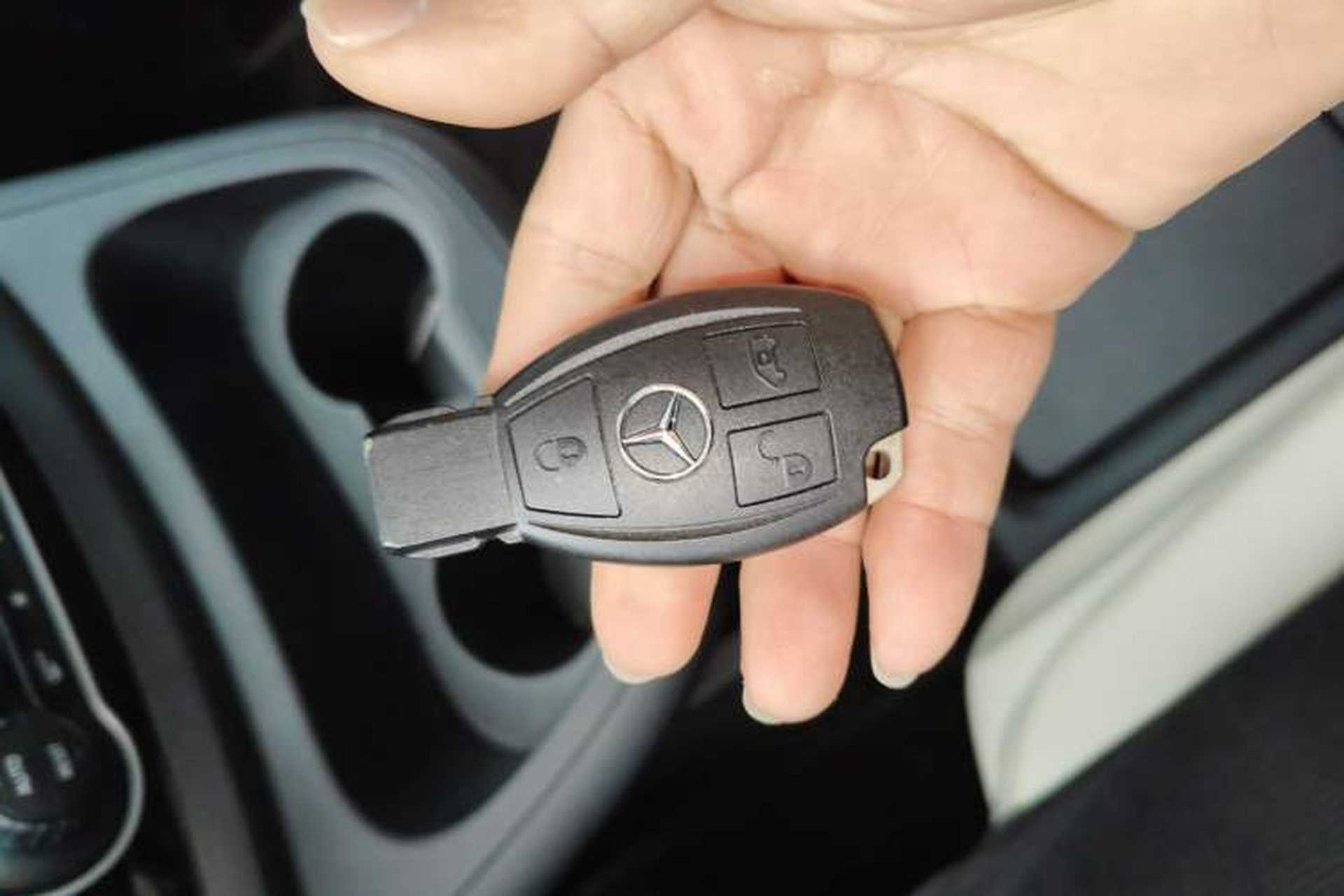 Used Mercedes-Benz Vito 2021 2.0T Elite Version 7 Seats Vehicle Key
