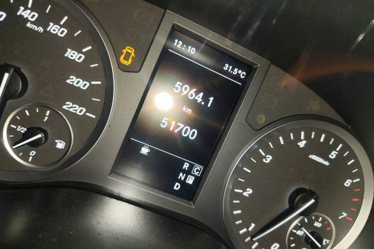 Used Mercedes-Benz Vito 2021 2.0T Business Version 7 Seats Odometer Close Up
