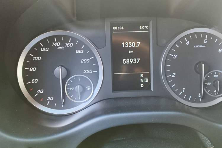 Used Mercedes-Benz Vito 2021 2.0T Elite Version 7 Seats Odometer Close Up