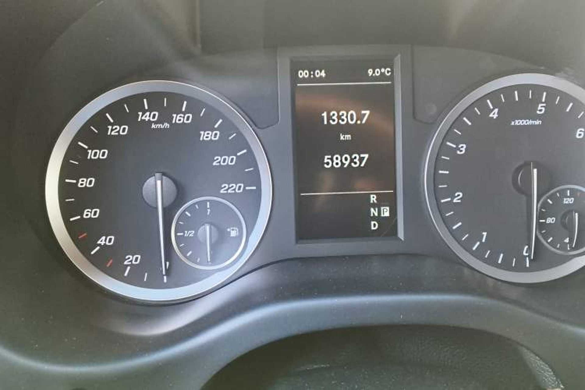 Used Mercedes-Benz Vito 2021 2.0T Elite Version 7 Seats Odometer Close Up