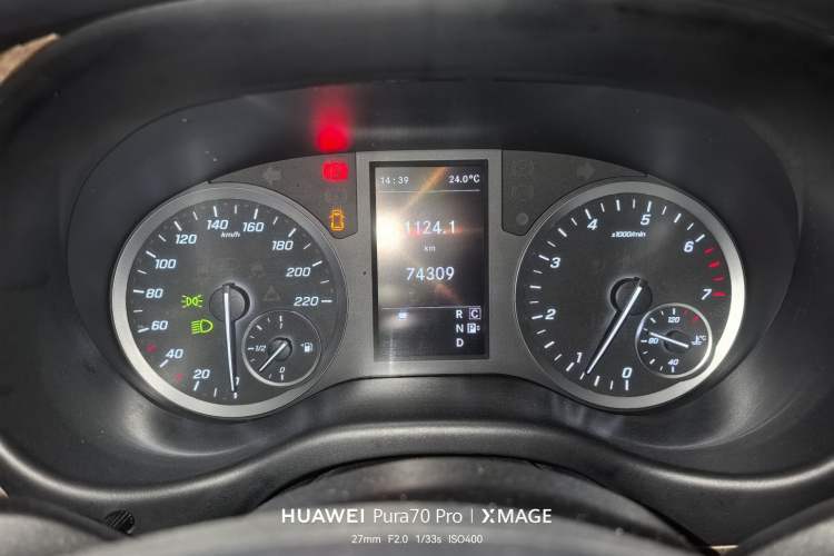 Used Mercedes-Benz Vito 2021 2.0T Elite Version 7 Seats Odometer Close Up