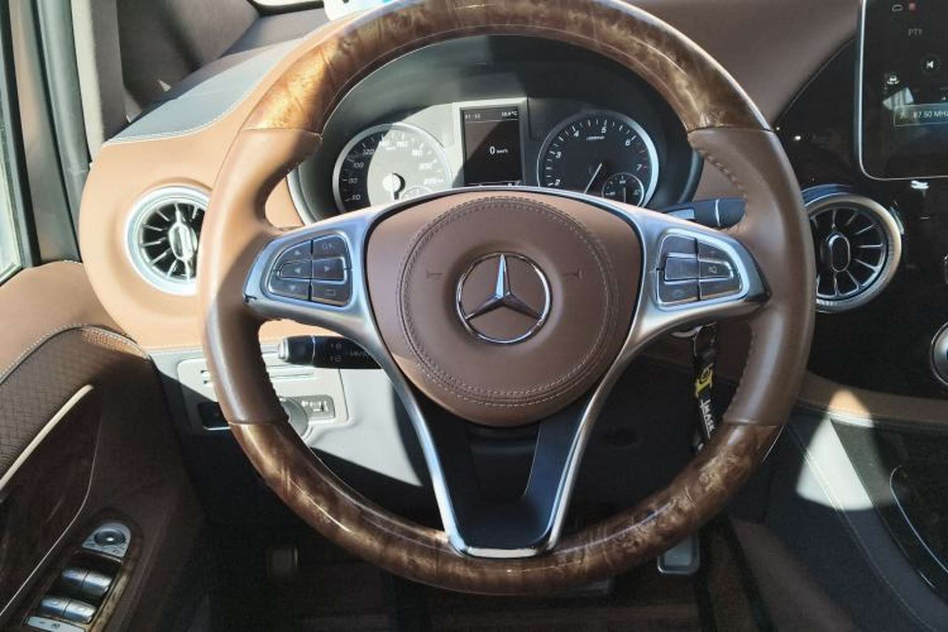 Used Mercedes-Benz Vito 2021 2.0T Elite Version 7 Seats Steering Wheel