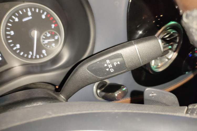 Used Mercedes-Benz Vito 2021 2.0T Elite Version 7 Seats Gear Lever