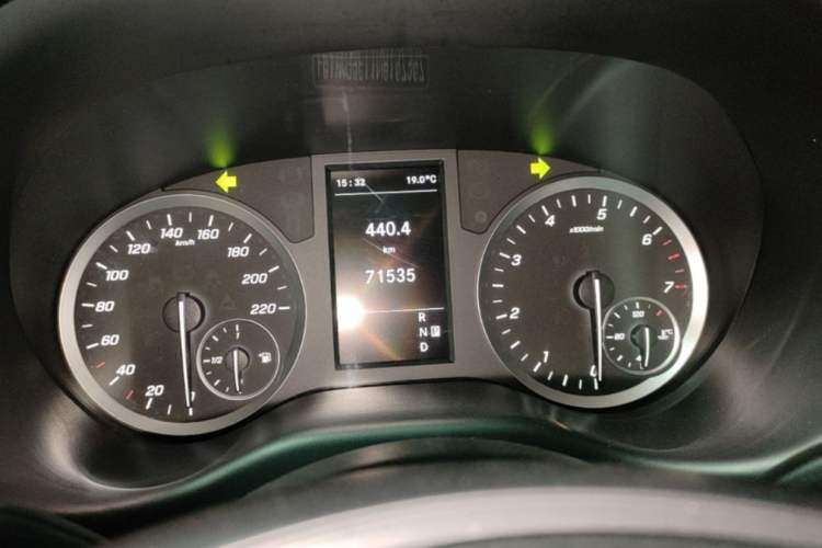 Used Mercedes-Benz Vito 2021 2.0T Elite Version 7 Seats Odometer Close Up