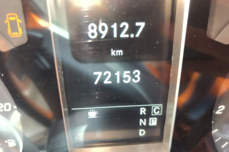 Used Mercedes-Benz Vito 2021 2.0T Business Version 7 Seats Odometer Close Up