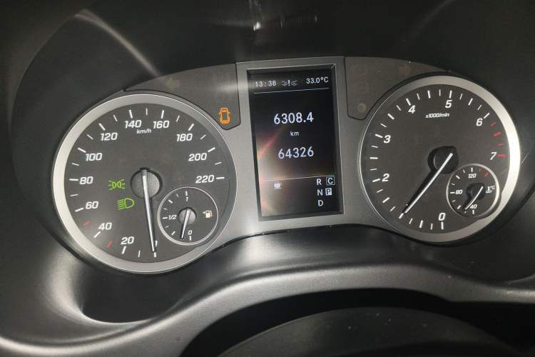 Used Mercedes-Benz Vito 2021 2.0T Business Version 7 Seats Odometer Close Up